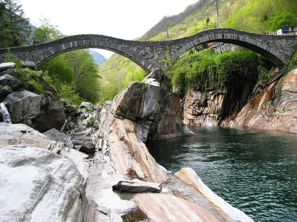 Antiguo puente de doble arco en el valle de Verzasca Suiza —  Fotos de Stock