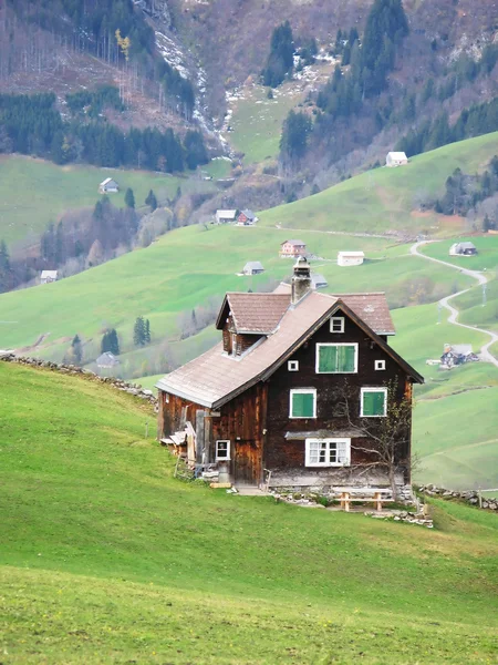 Tradiční dřevěný dům v arvenbuehl — Stock fotografie