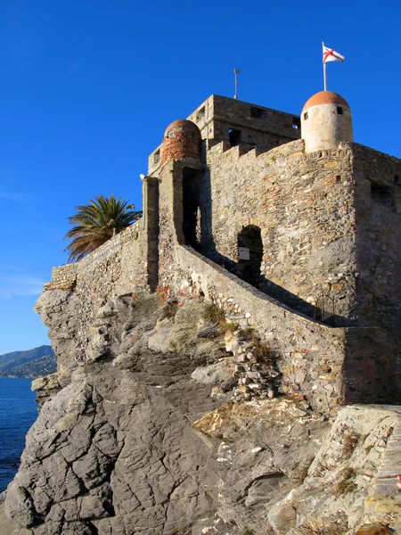 Fortaleza de mediana edad Castello della Dragonara en Camogli, Italia — Foto de Stock