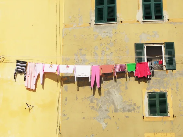 Clothes on the line along windows. Camogli, Italy — Stock Photo, Image