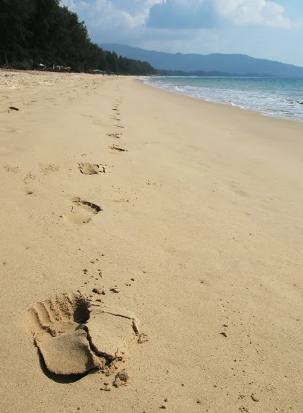 Huellas en la arena de la playa de Bang Tao de la isla de Phuket —  Fotos de Stock