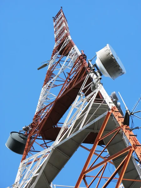 Telekommunikationen står hög — Stockfoto