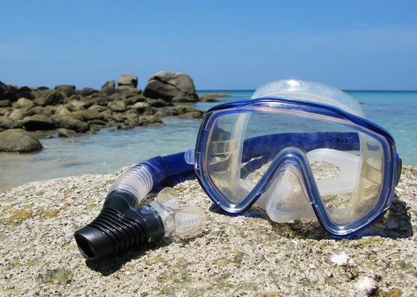 Esnórquel en la playa de Karon de la isla de Phuket, Tailandia — Foto de Stock