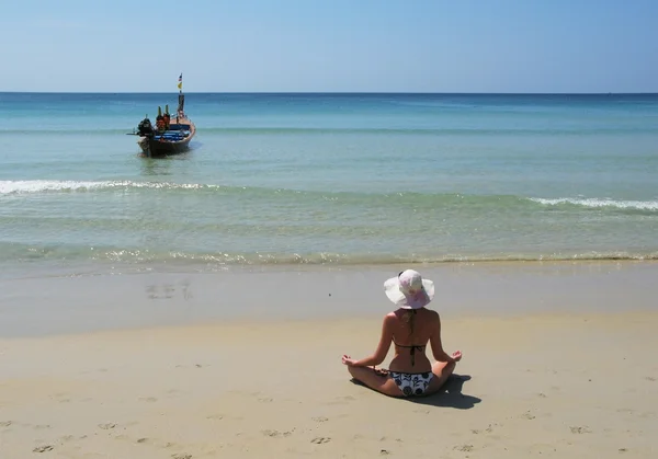 Dívka na pláži ostrova phuket, Thajsko — Stock fotografie