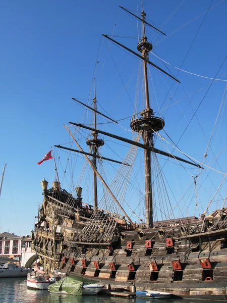 Gamla spanska galleon i hamnen i Genua, Italien — Stockfoto