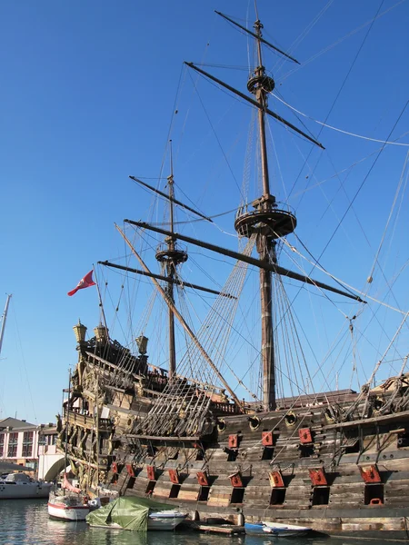 Antiguo galeón español en el puerto de Génova, Italia — Foto de Stock