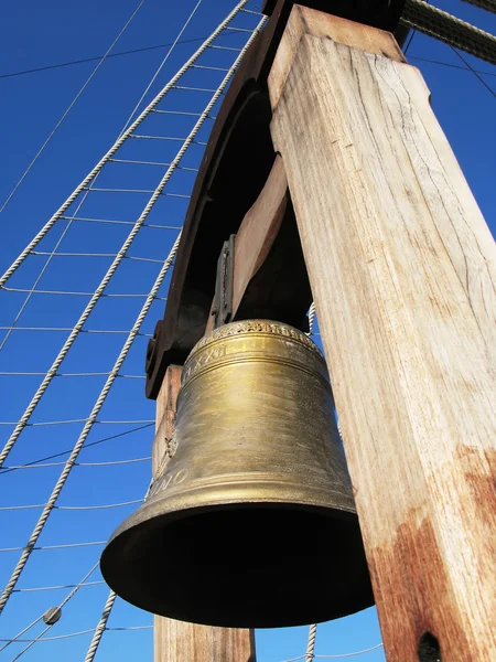 Бронзовый колокол старого испанского галеона — стоковое фото