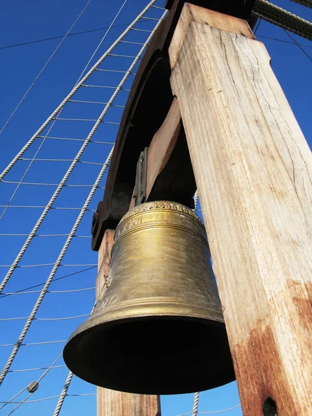 Brons sätta en klocka på av en gammal spansk galeon — Stockfoto