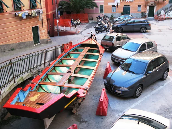 Stor båt på en parkeringsplats i camogli, Italien — Stockfoto