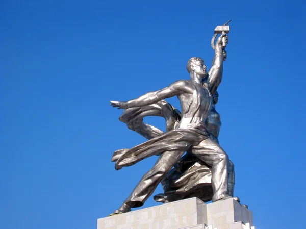 MOSCÚ 7 DE FEBRERO: Famoso monumento soviético del Obrero y Coll — Foto de Stock