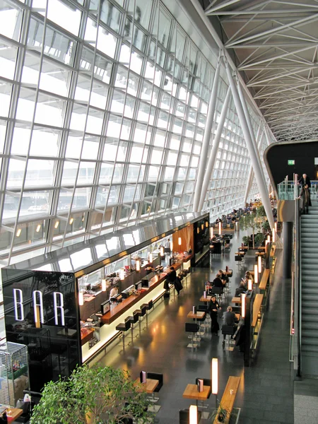 Интерьер модерного аэропорта — стоковое фото