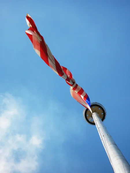O mais alto mastro de bandeira de 100m de altura do mundo subindo do Merdeka Squar — Fotografia de Stock
