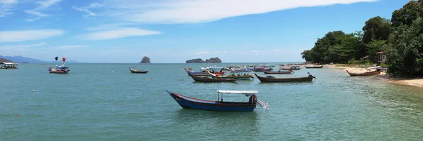 Łodzie rybackie na wybrzeżu wyspy Langkawi, Malezja — Zdjęcie stockowe