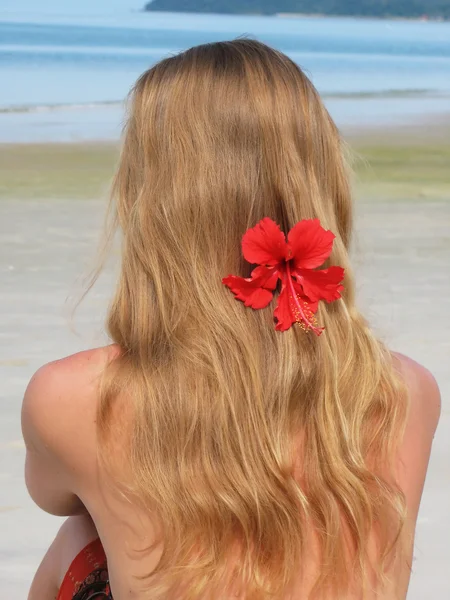 Jeune femme sur une plage tropicale — Photo