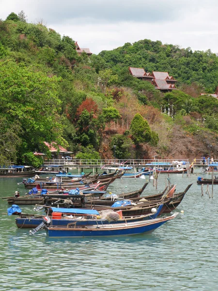 Barcos pesqueros en la costa de la isla de Langkawi, Malasia — Foto de Stock