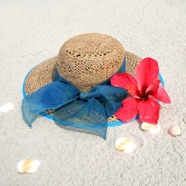 Sun hat on a sandy beach — Stock Photo, Image