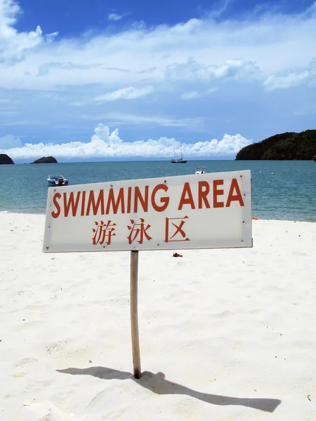 Area di nuoto segno su una spiaggia di Langkawi, Malesia — Foto Stock