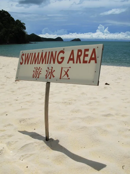 Koupaliště podepsat na pláži ostrova langkawi, Malajsie — Stock fotografie