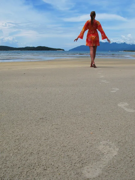 Langkawi Adası, Malezya'nın tropikal bir plajda genç kadın — Stok fotoğraf