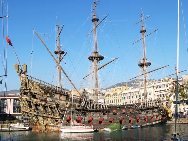 Gamla spanska galleon i hamnen i Genua — Stockfoto