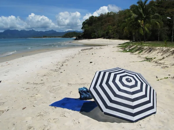 Striped umbrella on a secluded beach of Langkawi island, Malaysi — Stock Photo, Image