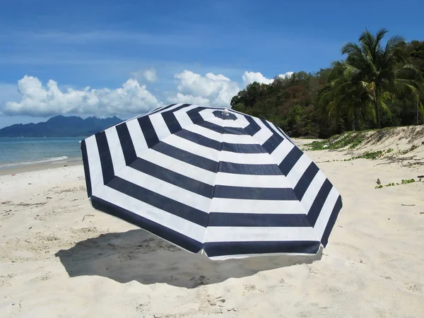 Striped umbrella on a sandy beach of Langkawi island — Stock Photo, Image
