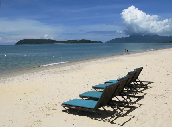 Tumbonas en una playa de la isla de Langkawi, Malasia —  Fotos de Stock