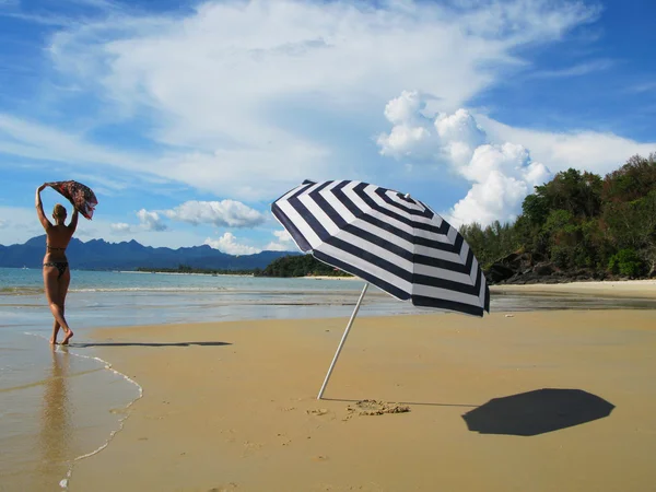 Пляжная сцена, Лангкави, Малайзия — стоковое фото