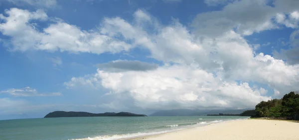 Tropisk strand på ön langkawi, malaysia — Stockfoto