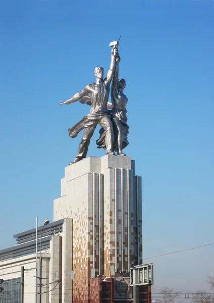 Monumento soviético famoso do Trabalhador e Agricultor Coletivo — Fotografia de Stock