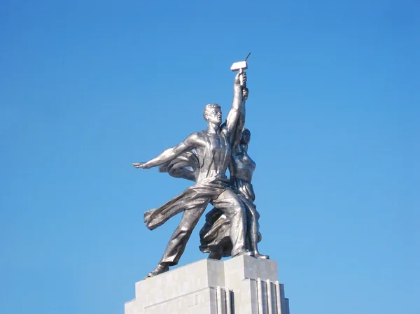 労働者および集合的な農夫の有名なソビエト記念碑 — ストック写真