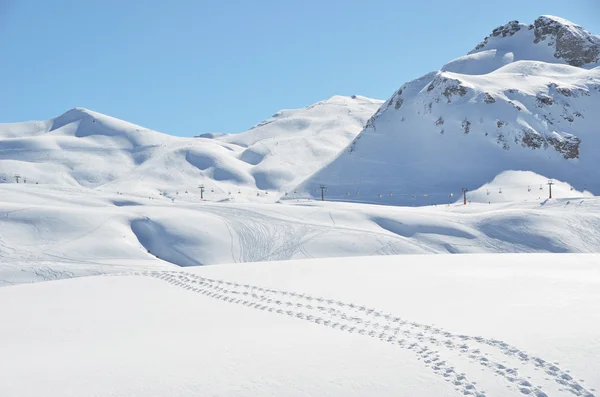 Voetstappen in de sneeuw. Melchsee-frutt, Zwitserland — Stockfoto