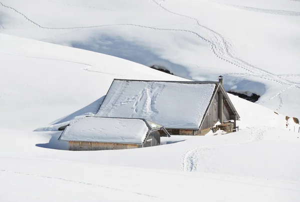 Casa de campo enterrada bajo la nieve, Melchsee-Frutt, Suiza — Foto de Stock