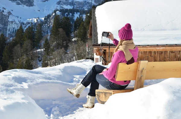 Chica con cámara en los Alpes suizos — Foto de Stock