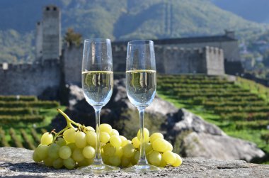 iki şampanya bardağı ve üzüm. Bellinzona, İsviçre