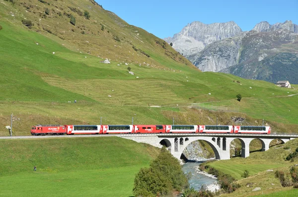 Alpské express v průsmyku furka, Švýcarsko — Stock fotografie