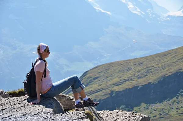 Треккинг в швейцарских Альпах — стоковое фото