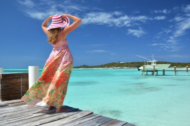 okyanusa bakarak ahşap iskelesi kız. Exuma, bahamas