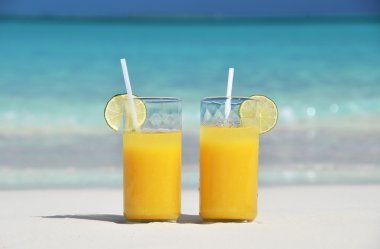 iki bardak portakal suyu kumlu plaj