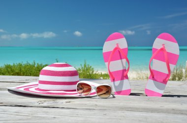 şapka, güneş gözlüğü ve parmak arası terlik okyanus karşı. Exuma, bahamas