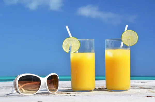 Okulary i sok pomarańczowy — Zdjęcie stockowe