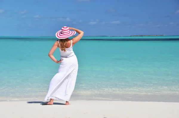 Chica en el sombrero en la playa de Exuma, Bahamas — Foto de Stock