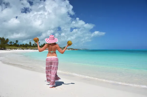 Ragazza con noci di cocco in una spiaggia di Little Exuma, Bahamas — Foto Stock