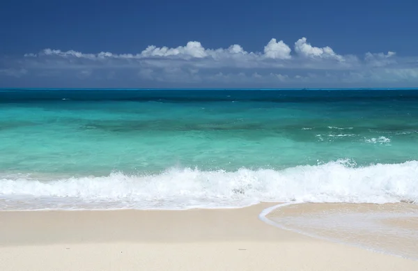 Μια παραλία ερήμων του λίγο exuma, Μπαχάμες — Φωτογραφία Αρχείου