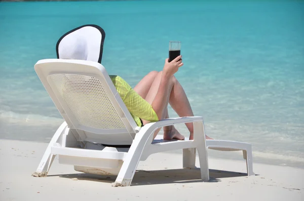 Chica con un vaso de refresco en la playa tropical —  Fotos de Stock