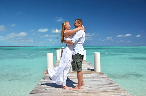 A couple on the wooden jetty. Exuma, Bahamas — Stock Photo, Image