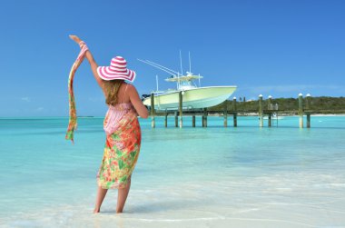 okyanusa bakarak bir kız. Exuma, bahamas
