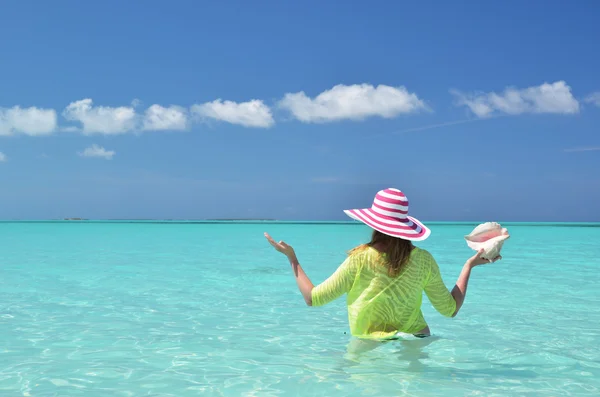 Mädchen mit einer Muschel in der Hand im türkisfarbenen Atlantikwasser. e — Stockfoto