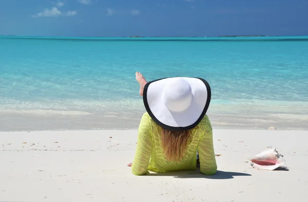 Девушка на пляже Эксума, Багамы — стоковое фото