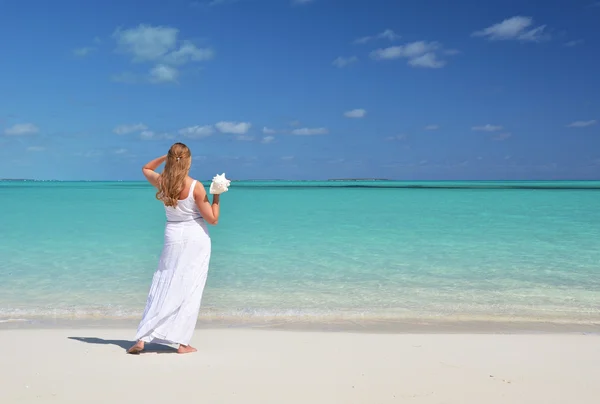 Fille avec une coquille dans la main sur la plage d'Exuma, Bahamas — Photo